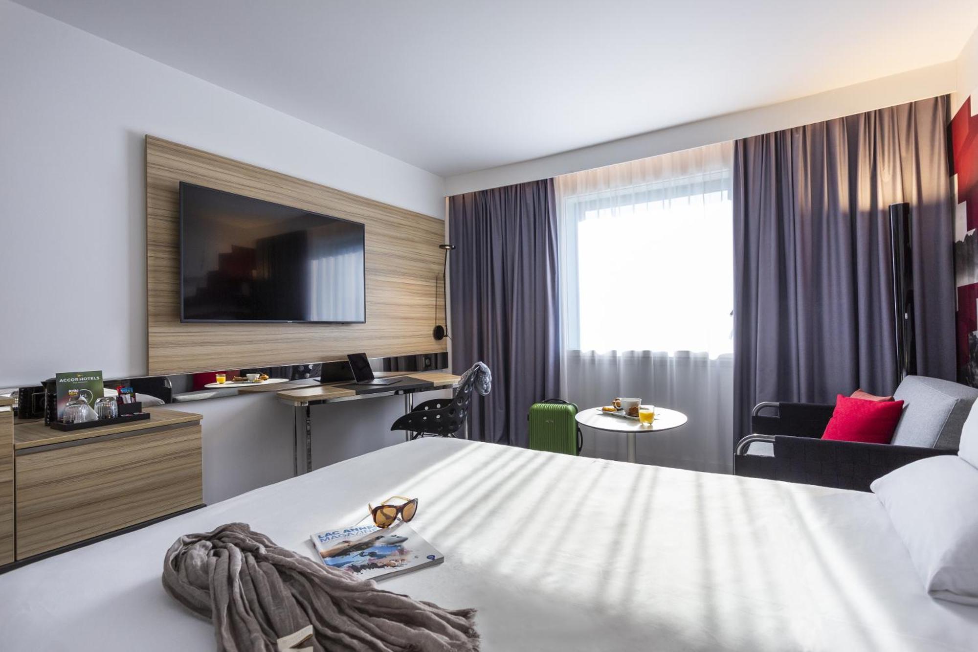 Classic Room with One Double Bed and One Single Bed,815471849:JPEG